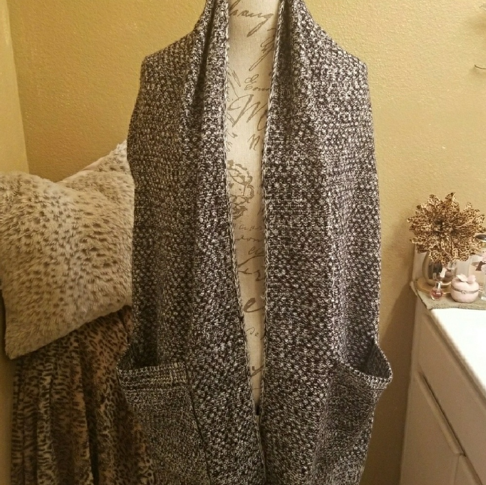 Black and White Scarf with Pockets!